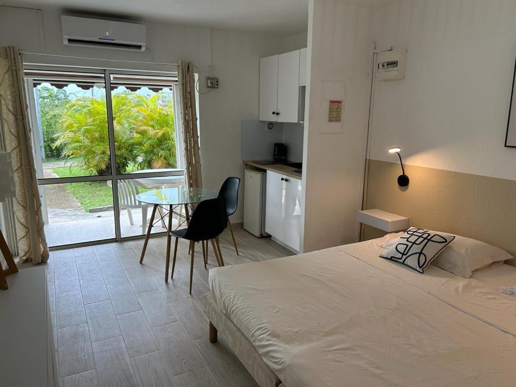 Superbe Studio Avec Piscine, Au Coeur De La Marina! Village Soleil ! Proche Aeroport & Ferry Le Gosier  Buitenkant foto
