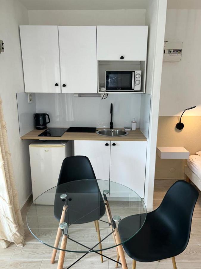 Superbe Studio Avec Piscine, Au Coeur De La Marina! Village Soleil ! Proche Aeroport & Ferry Le Gosier  Buitenkant foto