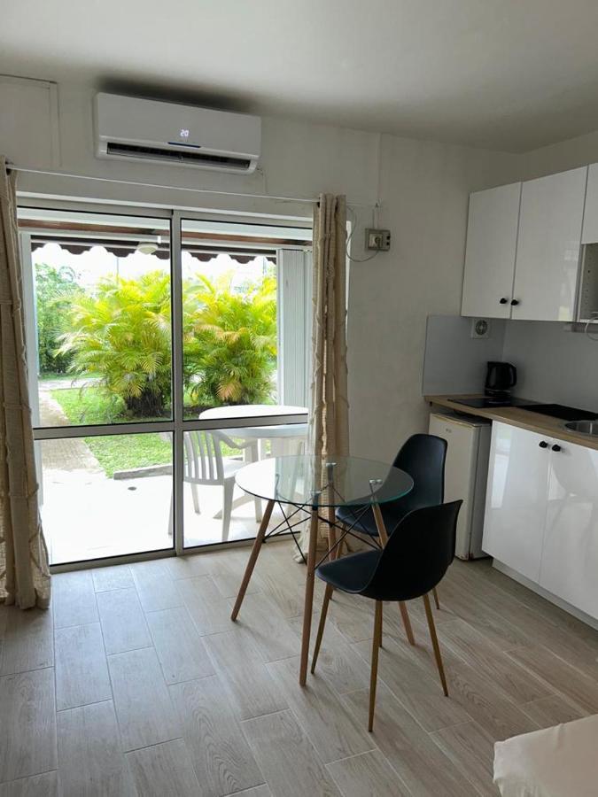 Superbe Studio Avec Piscine, Au Coeur De La Marina! Village Soleil ! Proche Aeroport & Ferry Le Gosier  Buitenkant foto
