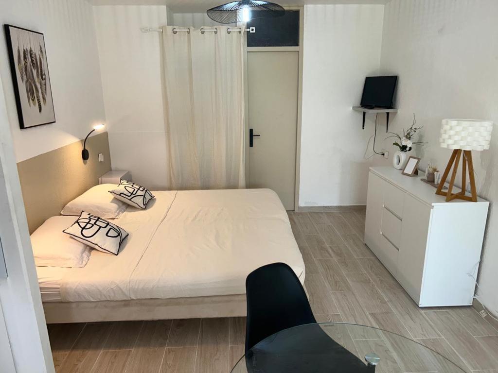 Superbe Studio Avec Piscine, Au Coeur De La Marina! Village Soleil ! Proche Aeroport & Ferry Le Gosier  Buitenkant foto