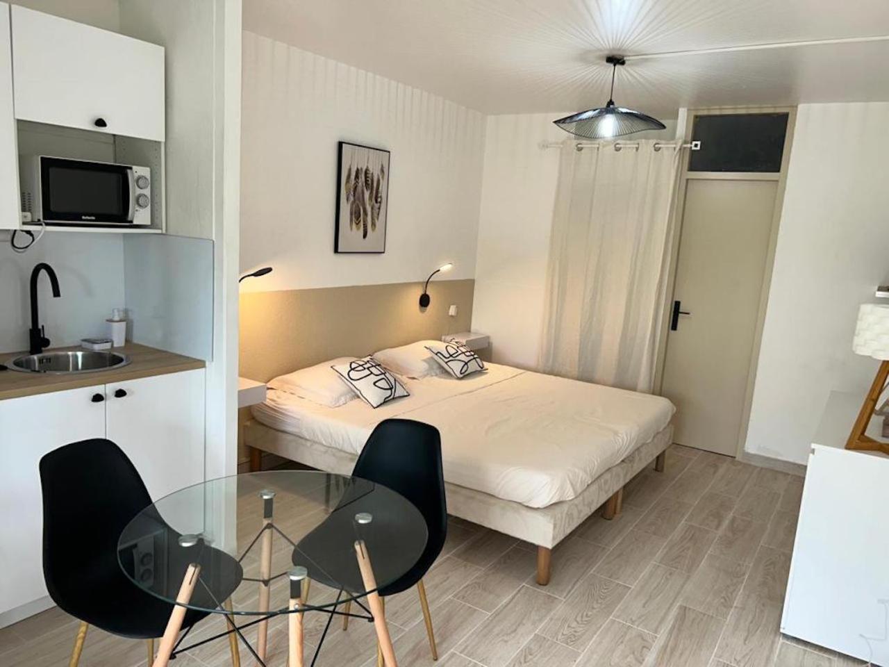 Superbe Studio Avec Piscine, Au Coeur De La Marina! Village Soleil ! Proche Aeroport & Ferry Le Gosier  Buitenkant foto