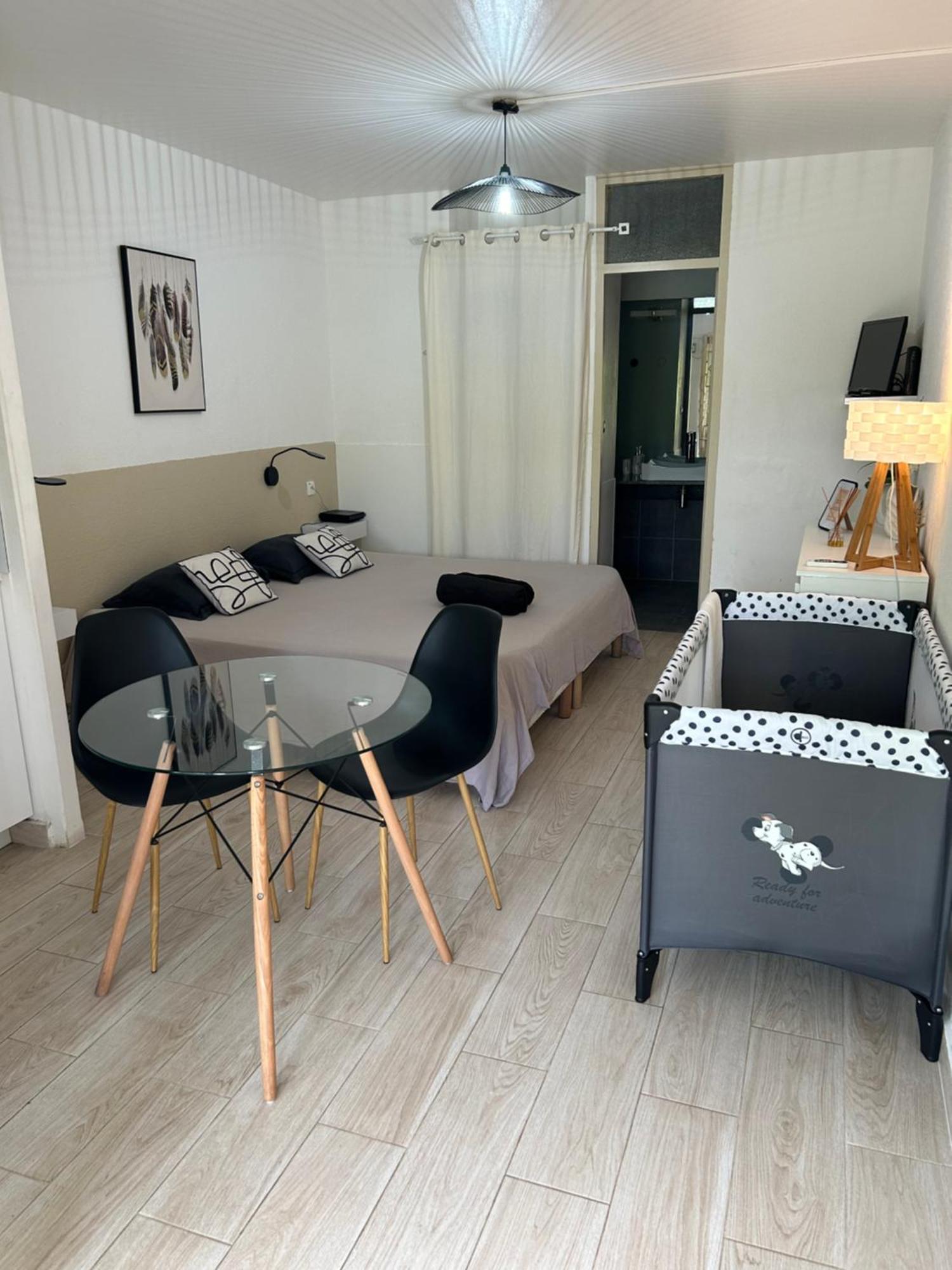 Superbe Studio Avec Piscine, Au Coeur De La Marina! Village Soleil ! Proche Aeroport & Ferry Le Gosier  Buitenkant foto