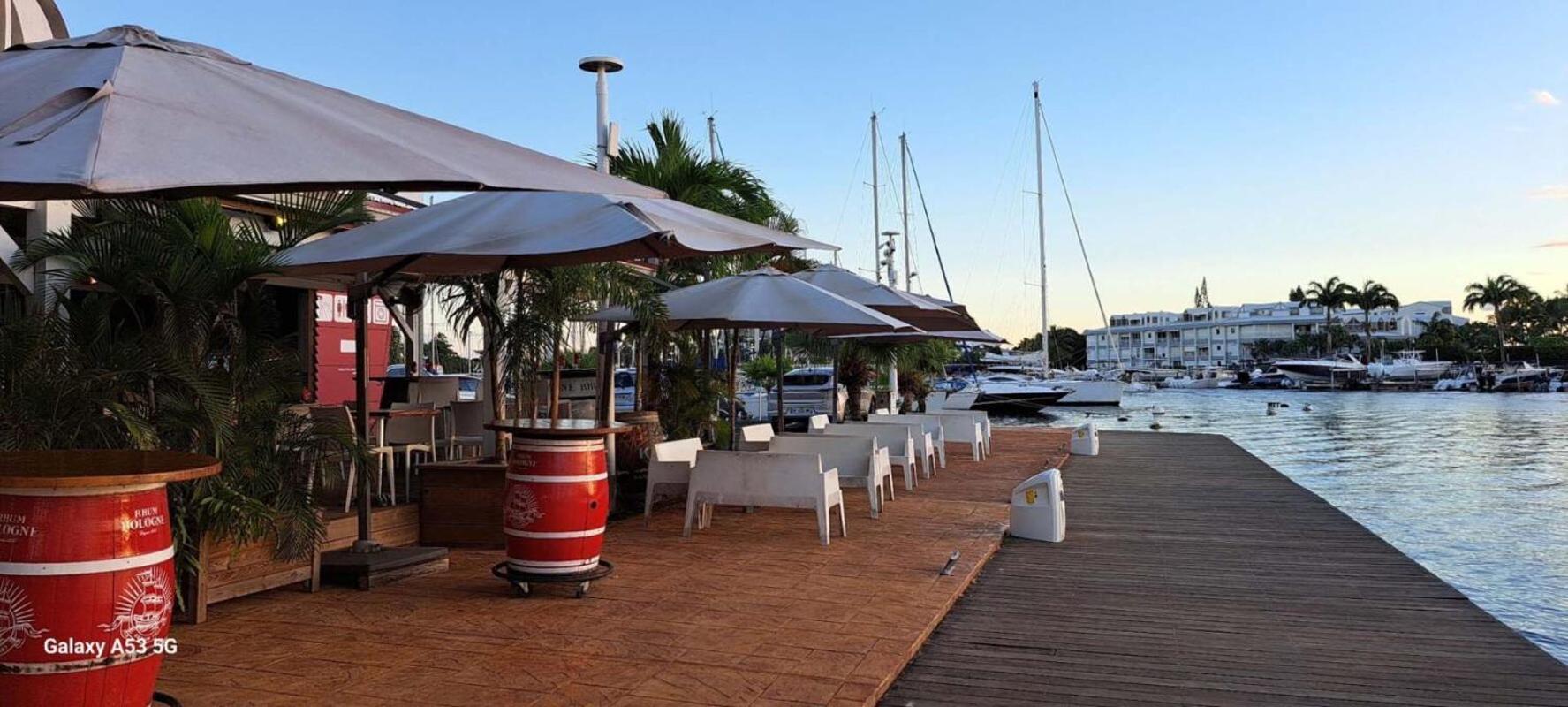 Superbe Studio Avec Piscine, Au Coeur De La Marina! Village Soleil ! Proche Aeroport & Ferry Le Gosier  Buitenkant foto